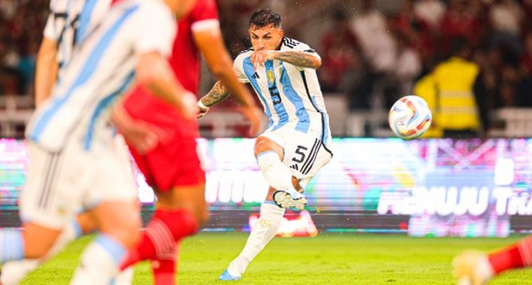 Leandro Paredes puso el primero para la selección con un golazo (Foto: @Argentina)