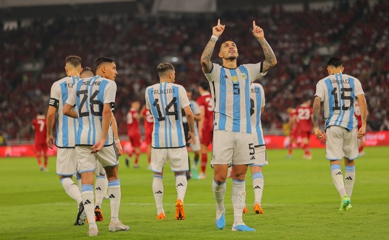 Paredes festeja el 1-0 (Foto: @Argentina)