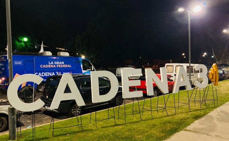 Cadena 3 Rosario trasmite desde el Monumento este martes.