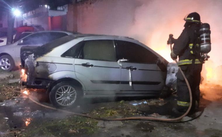FOTO: El auto fue incendiado en la puerta de la seccional.