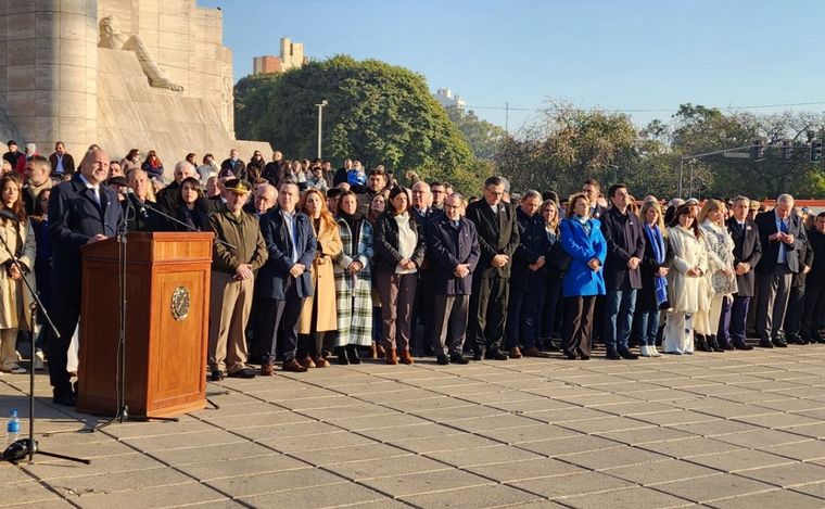 El acto oficial se llevó a cabo en el Monumento a la Bandera.