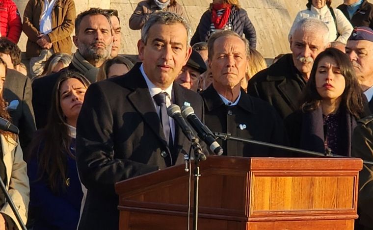 Pablo Javkin en la celebración por el 20 de junio en el Monumento a la Bandera. 