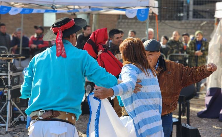 FOTO: Baile y festejo para celebrar la patria en el Día de la Bandera en Rosario.