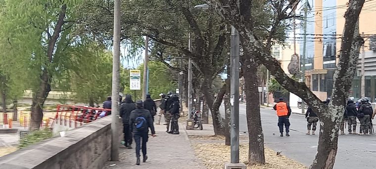 FOTO: Videos: así fueron los incidentes frente a la Legislatura en Jujuy