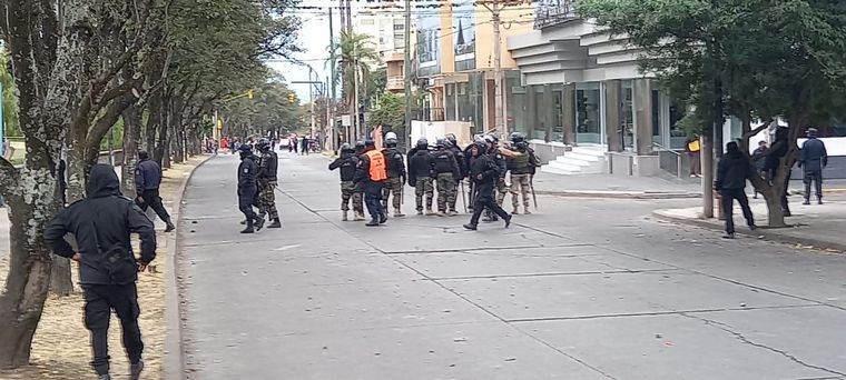 Videos: así fueron los incidentes frente a la Legislatura en Jujuy