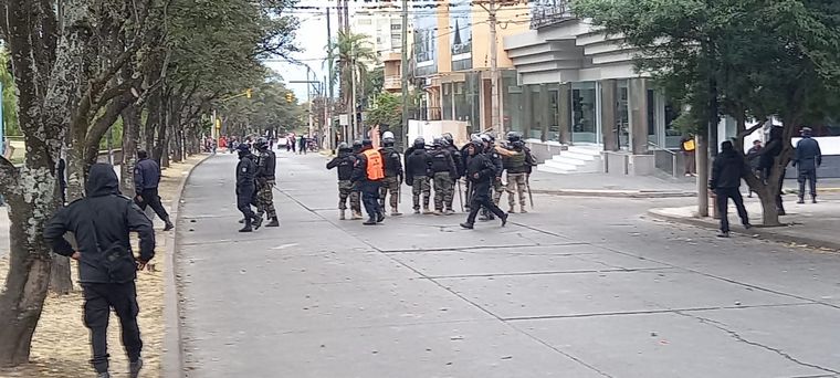 FOTO: Videos: así fueron los incidentes frente a la Legislatura en Jujuy