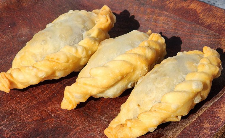 Primer concurso de elaboración de empanada artesanal en el Día de la Bandera. 