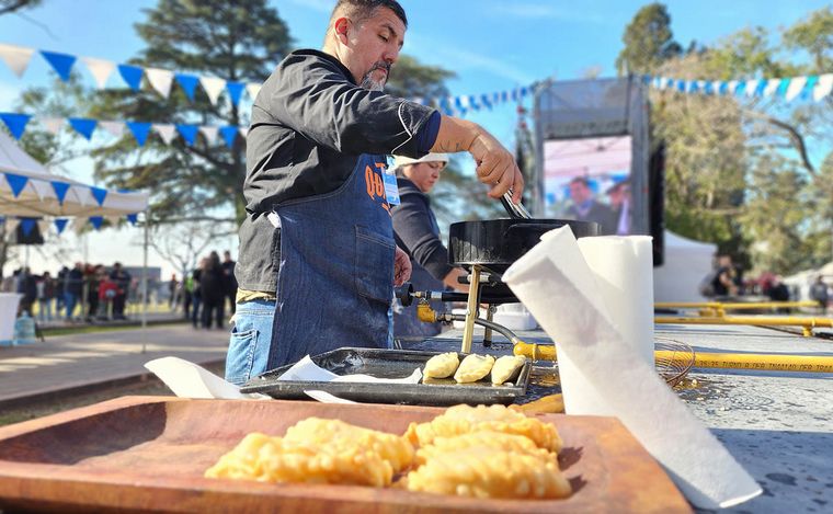 Primer concurso de elaboración de empanada artesanal en el Día de la Bandera. 