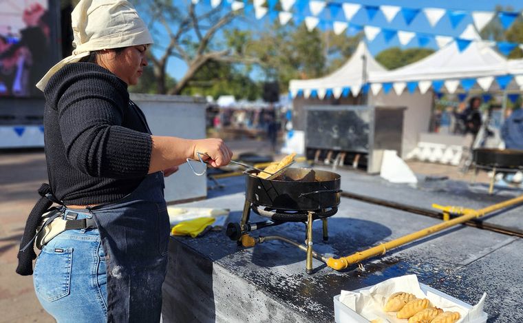 Primer concurso de elaboración de empanada artesanal en el Día de la Bandera. 