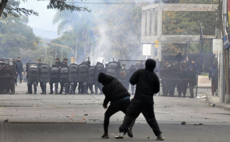 FOTO: Conflicto en Jujuy: 70 heridos y al menos 30 manifestantes detenidos.