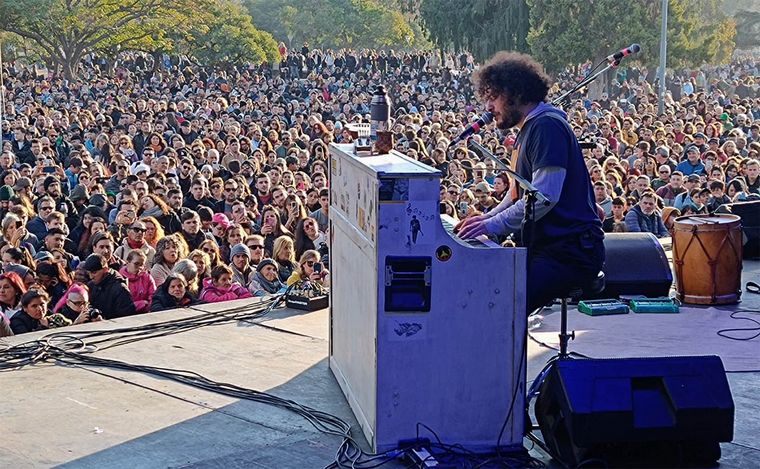 Rally Barrionuevo habló con Cadena 3 Rosario al terminar su show en el Monumento.