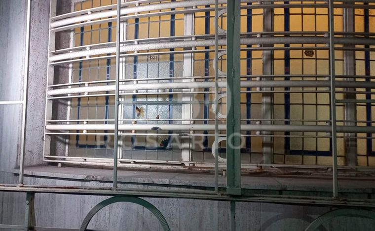 FOTO: Balearon la ex sede de la Uocra en Rosario. Al menos cuatro impactos. 