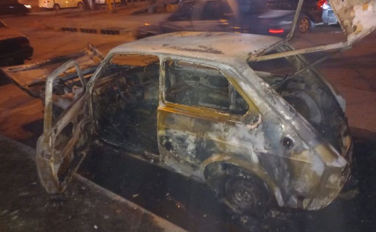 Uno de los tres vehículos incinerados en la puerta de la seccional de zona oeste.
