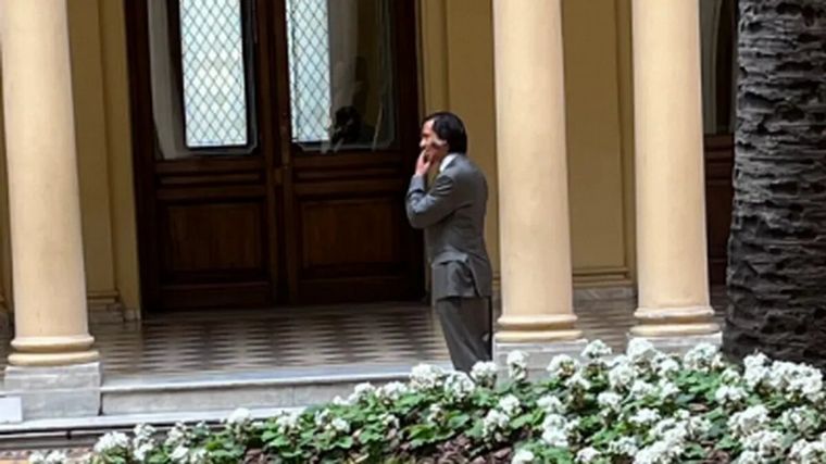 Inesperada presencia en el Patio de las Palmeras de la Casa Rosada.