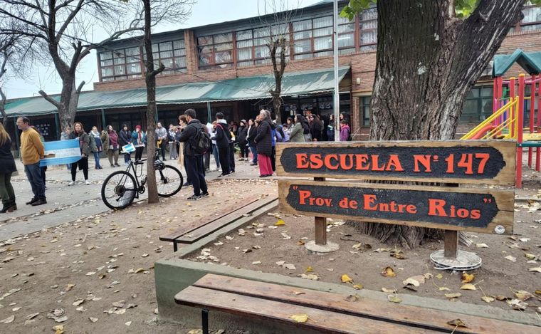 Abrazo solidario a la Escuela Nº147 Prov. de Entre Ríos en Rosario.