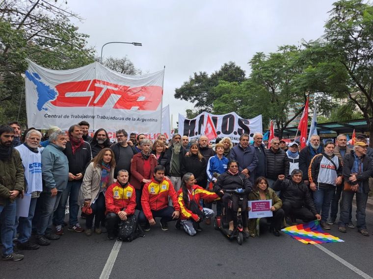 FOTO: Sindicatos y movimientos sociales protestan en CABA por los incidentes en Jujuy.