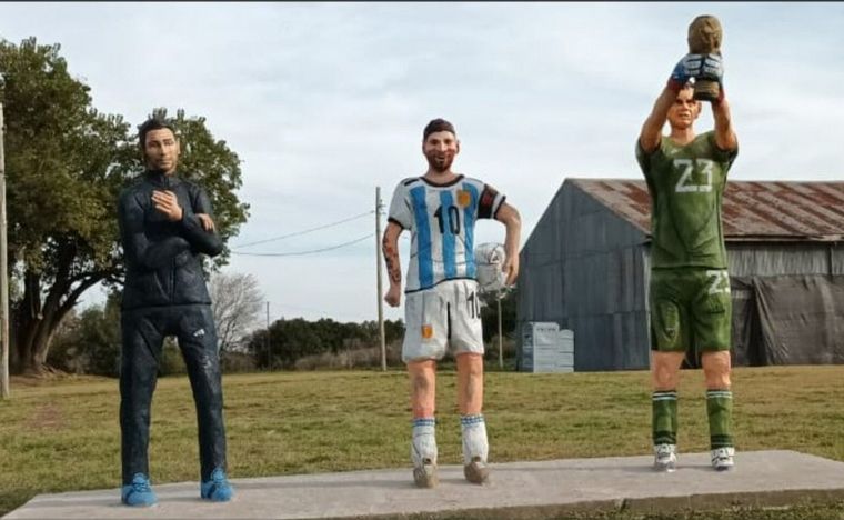 Las particulares estatuas de los campeones del mundo en Entre Ríos. @MartinFrancisco