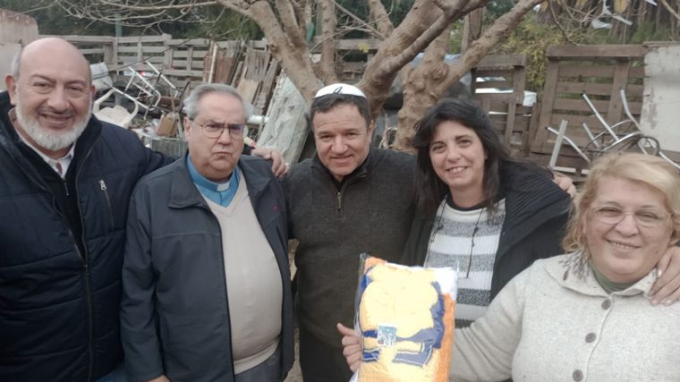 Voluntarios entregaron más de frazadas a los más humildes.