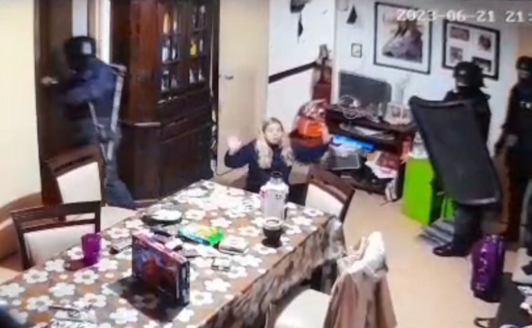 La niñera les pide por favor a los policías que no avancen.