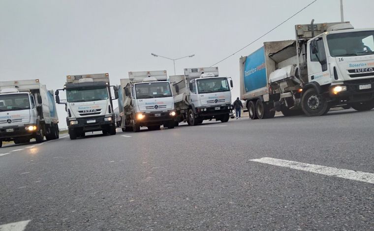 FOTO: Barrera de camiones de recolección de residuos en Circunvalación.