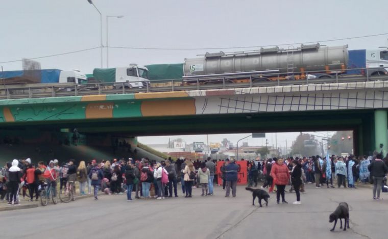 Caos de tránsito por los cortes impulsados por los gremios.