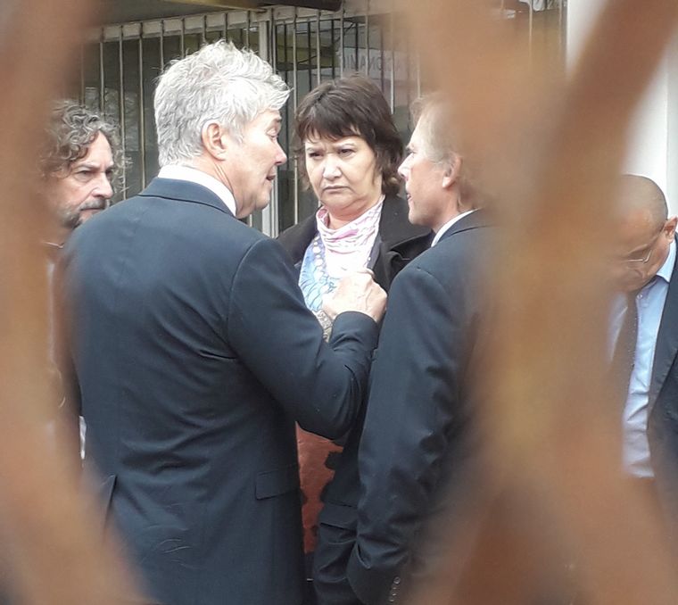 FOTO: Este jueves, la mamá de Cecilia fue a reunirse con los fiscales junto a Burlando.