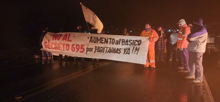 FOTO: Docentes de ADOSAC en Santa Cruz protestan en el acceso a Río Gallegos