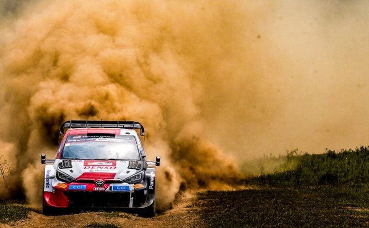 Todo el polvo del África persigue a un Ogier que escapa en la punta en Kenia
