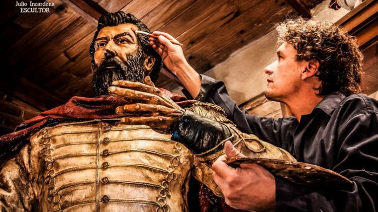 Julio Incardona, el escultor encargado del homenaje a Messi (Foto:@JulioIncardonaE)