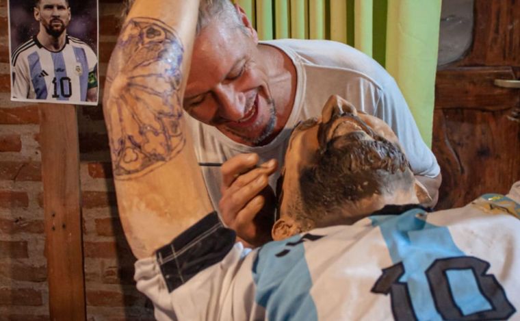 El artista Julio Incardona preparando la escultura. (Foto: Gentileza Mi Valle)