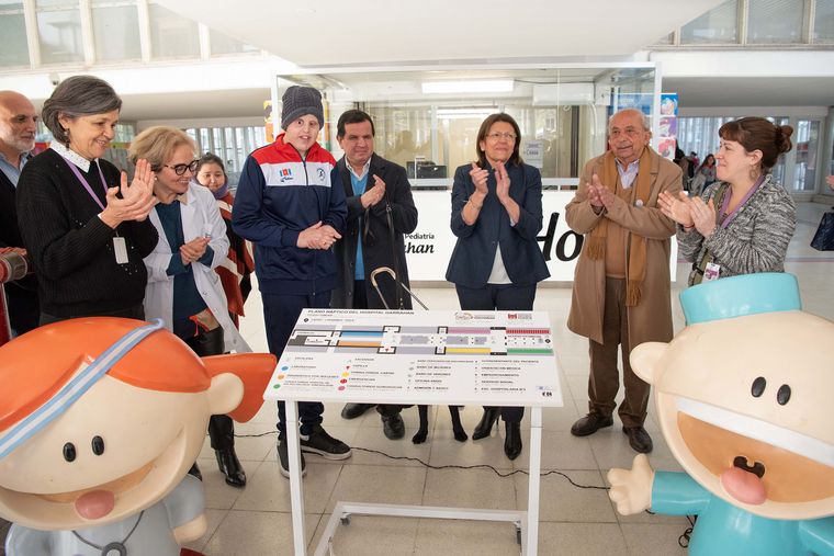 Mapa accesible en baille en el Garrahan (Foto: Telam)