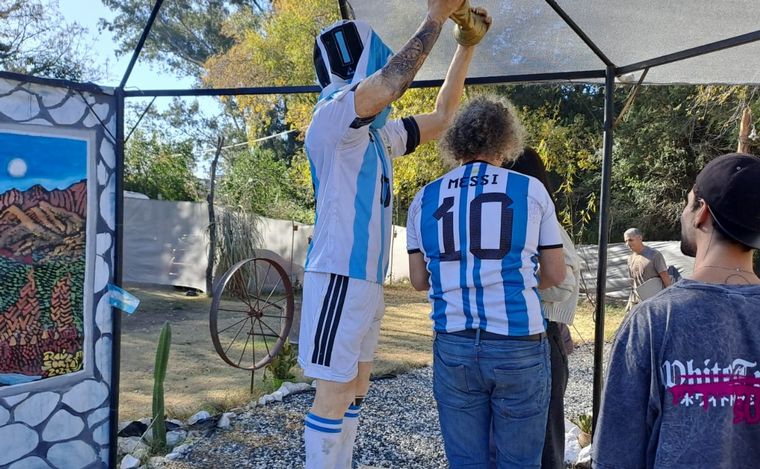 FOTO: Héroes Paseo Cultural estrena una escultura en homenaje a Messi. (Foto: Rául Monti)