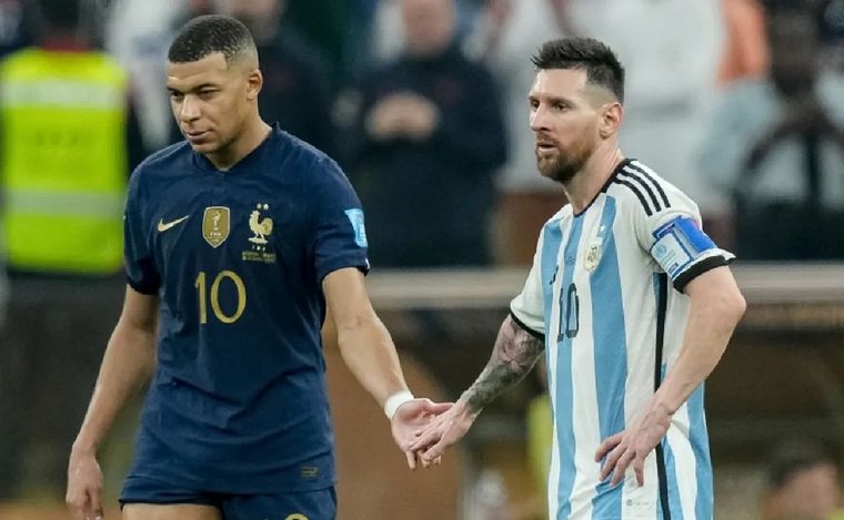 Mbappé y Messi durante la final del Mundial de Qatar. (Foto: archivo/NA)