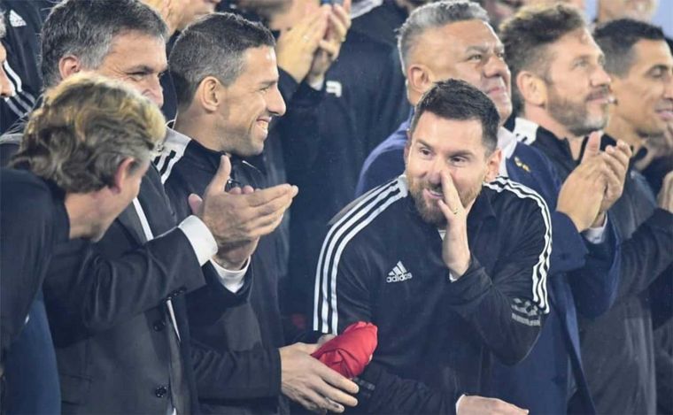FOTO: Maxi Rodríguez se despide del fútbol con Messi como invitado de lujo. 