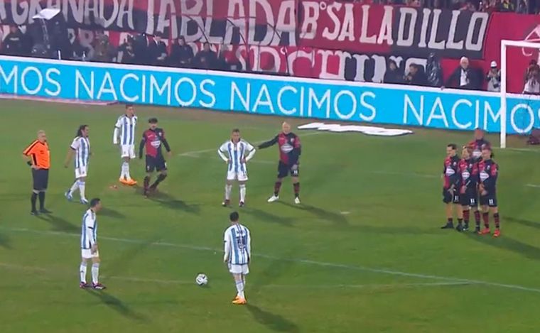 Messi marcó un golazo en la despedida de Maxi Rodríguez  (Foto: Captura Transmisión).