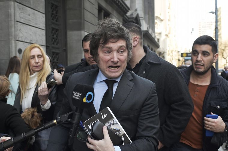 Milei lanzó su campaña y tendrá precandidatos a diputados en 23 distritos.