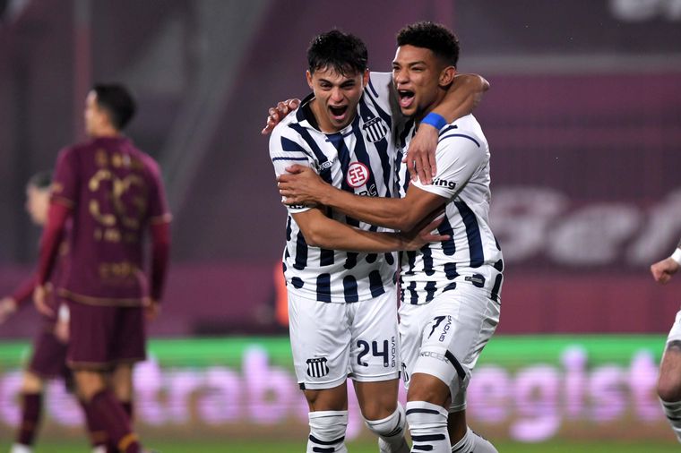 FOTO: Valoyes y Sosa festejan el gol de Talleres.