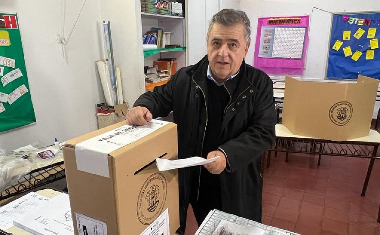 FOTO: El diputado radical Mario Negri votó en Córdoba.