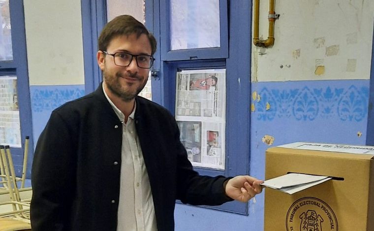 FOTO: El apoderado del PRO en Córdoba, Oscar Agost Carreño, emite su voto