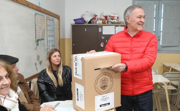 FOTO: Juan Schiaretti vota en las elecciones de Córdoba. (Foto: gentileza)