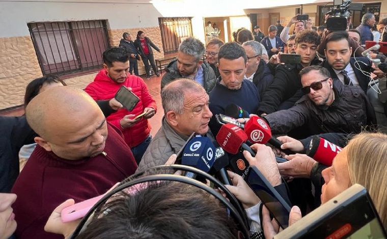 Luis Juez emite su voto durante las elecciones en Córdoba