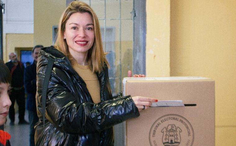 La candidata a vicegobernadora de Creo en Córdoba, Gabriela Estévez, emite su voto