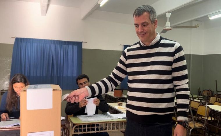 FOTO: Agustin Spaccesi, candidato de La Libertad Avanza en Córdoba, al emitir su voto