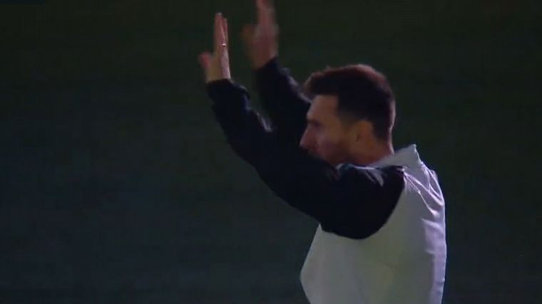 FOTO: Messi fue ovacionado por “La Bombonera” en la despedida de Riquelme.