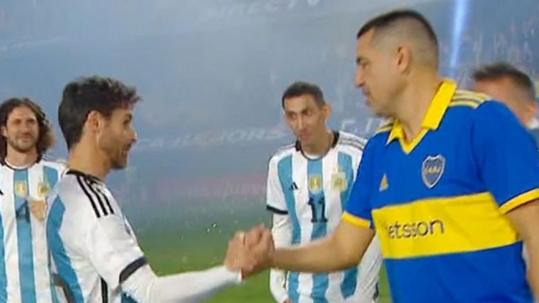 Aimar junto a Riquelme en la despedida del idolo “Xeneize”(Foto:Captura Transmisión)