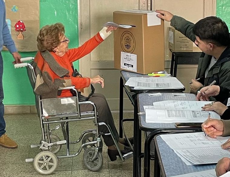 Carmen Luisa Frontera, de 99 años, efectuando su voto