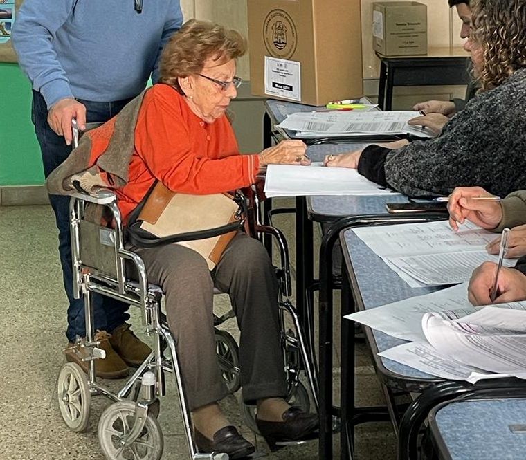 Carmen Luisa Frontera, de 99 años, efectuando su voto