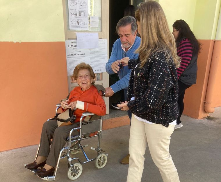 FOTO: Carmen Luisa Frontera, de 99 años, efectuando su voto