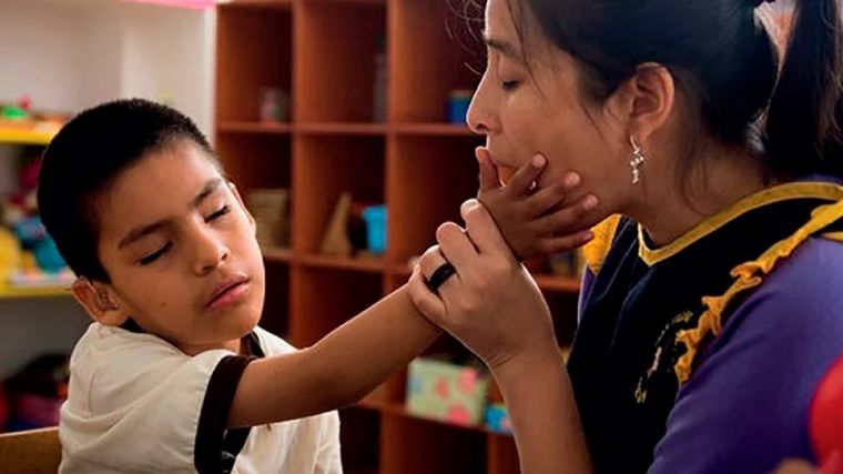 Las personas con sordoceguera conocen el mundo con sus otros sentidos (Foto: gob.pe)