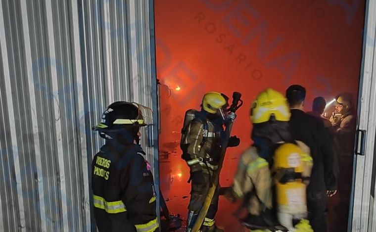 FOTO: Voraz incendio en una planta de tanques en Roldán.